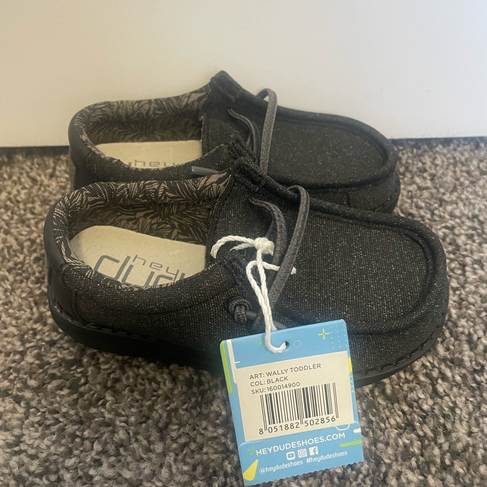 Brand New Hey Dude boys Wally black sizes 6